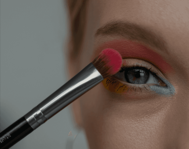 Application de maquillage en gros plan